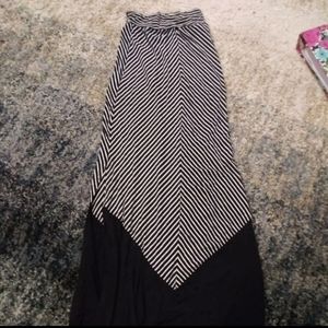 Double zero medium black and white skirt